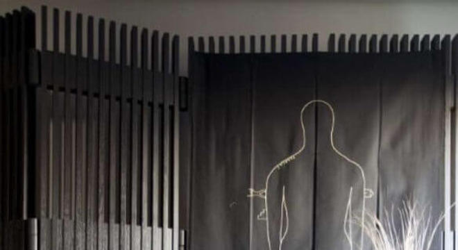 comoda retro de madeira em quarto de casal decorado todo preto