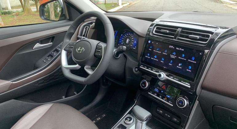 Multimídia é de 10,25 polegadas com conexão com Android Auto e Apple CarPlay
