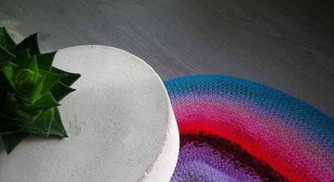 Complemente a decoração do ambiente com um tapete de crochê colorido