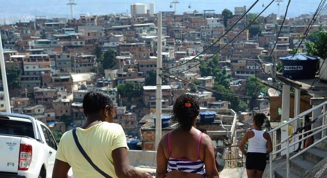 No Complexo do Alemão, onde mora Matheus, seu acesso à internet é instável