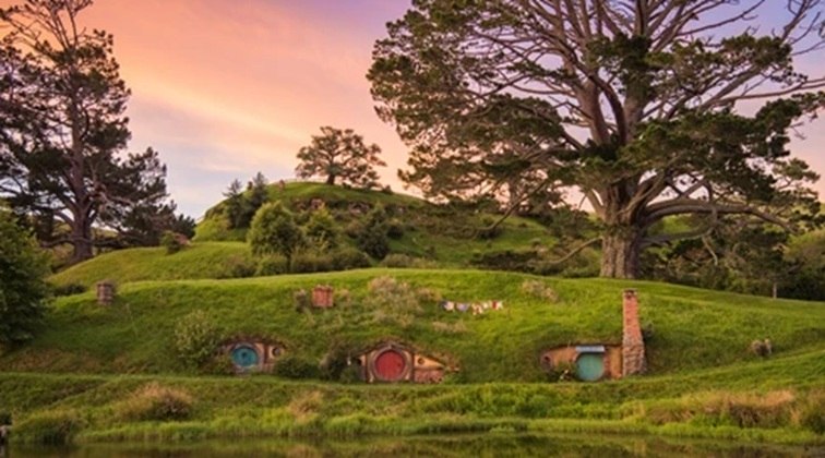 Compostos em grande parte por fachadas construídas nas encostas das colinas, os cenários do Hobbit têm funcionado como atração turística no país desde 2002.