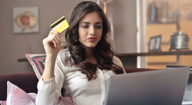 Maioria dos consumidores vai fazer compras na web ou em lojas de departamento