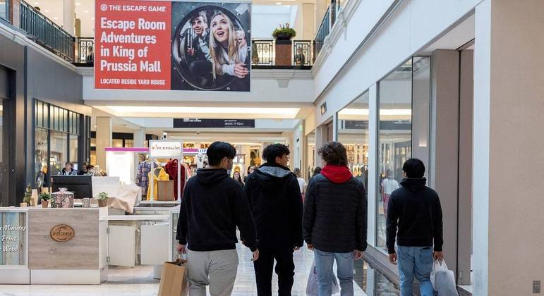 Consumidores fazem compras em shopping na cidade de King of Prussia, nos EUA