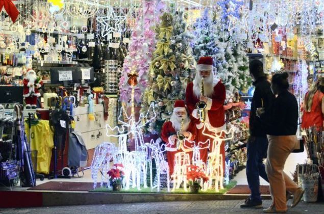 Venda de artigos alusivos ao Natal em loja da Grande São Paulo