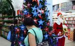 Movimento de clientes em loja de enfeites de Natal para árvores, na Grande São Paulo