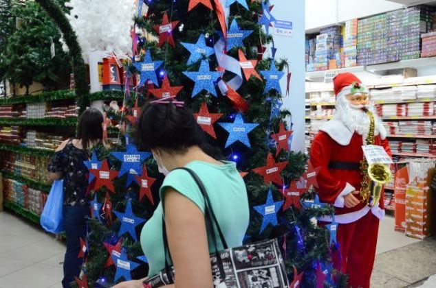 Movimento de clientes em loja de enfeites de Natal para árvores, na Grande São Paulo