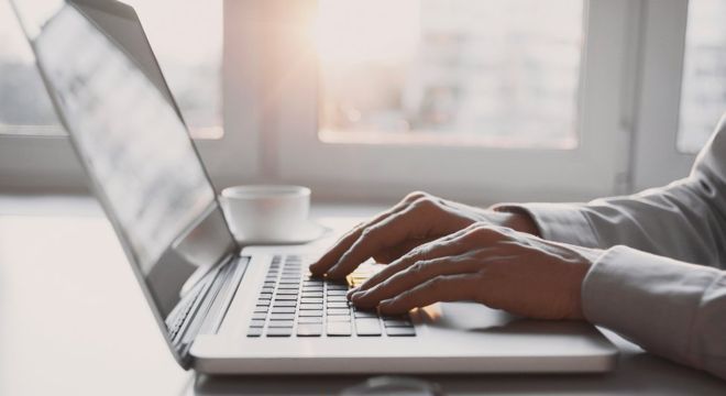 Em 1993, uma fábrica brasileira de computadores procurou cientistas para eles desenvolverem um corretor de texto 