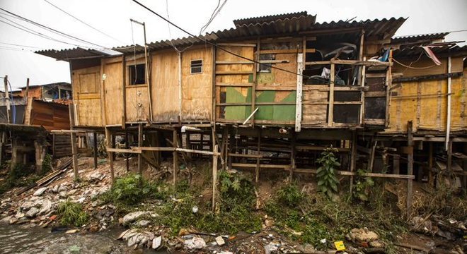 Casas se sustentam em cima de suportes de madeira