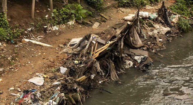 O sonho dos moradores Ã© um dia poderem viver longe da sujeira