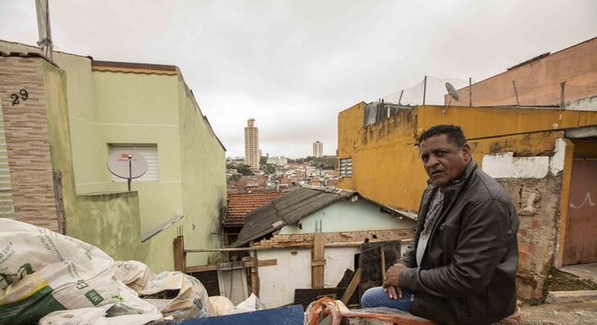 O sr. JoÃ£o busca soluÃ§Ã£o para o desabamento de sua casa