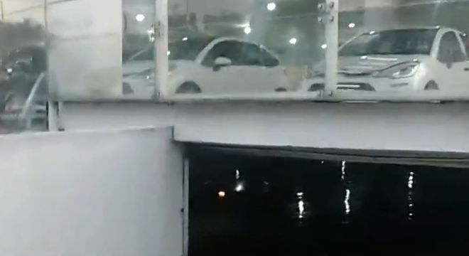 Garagem de concessionária fica alagada após fortes chuvas em SP