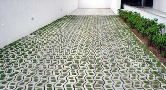 Concregrama utilizado como piso para garagem