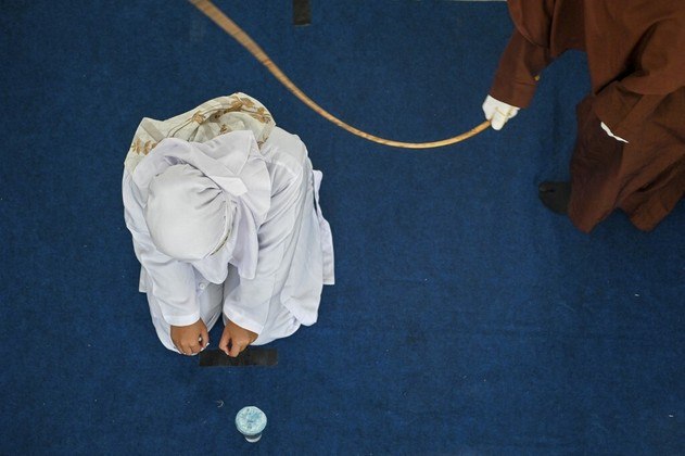 Condenação Indonésia chibatadas casa