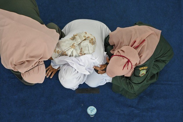 Condenação Indonésia chibatadas casa