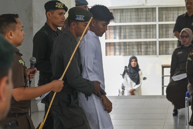 Condenação Indonésia chibatadas casa