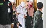 Condenação Indonésia chibatadas casa