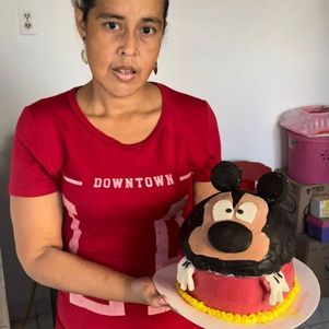 Maryuris Muños com o primeiro bolo do Mickey