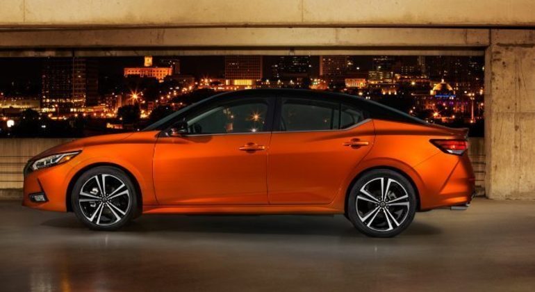 Nissan Sentra mede 4,64m de comprimento e 2,71 m de entre eixos