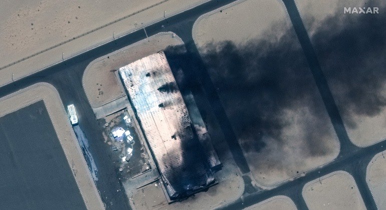 Foto mostra prédio em chamas no aeroporto de Merowe, no Sudão, nesta terça-feira (18)