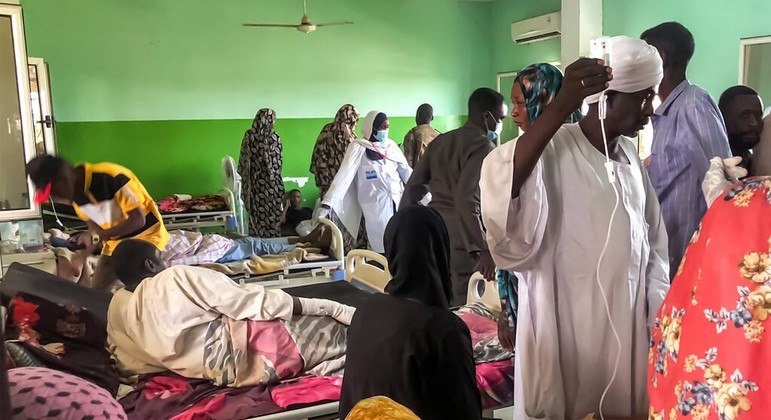 Sudaneses atingidos pelo conflito recebem assistência em hospital