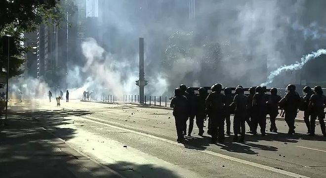 Cenário de guerra na avenida Paulista. Batalhão de Choque evitou o pior