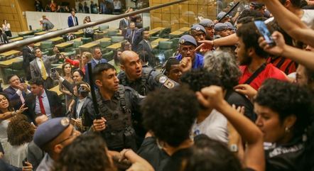 Sessão foi paralisada após confronto entre manifestantes e PMs