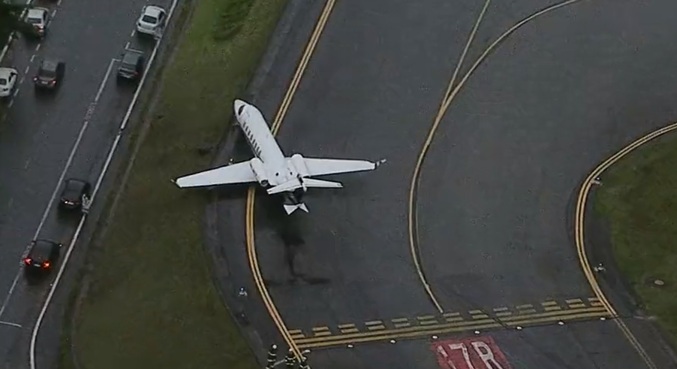 Aeronave saiu da pista após pouso na tarde deste domingo (9)
