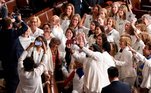 Congressistas mulheres que foram ao discurso anual de Trump vestindo branco fazem selfies nos EUA
