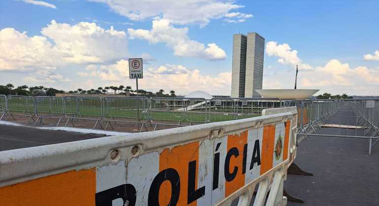 Grades são colocadas na Esplanada dos Ministérios