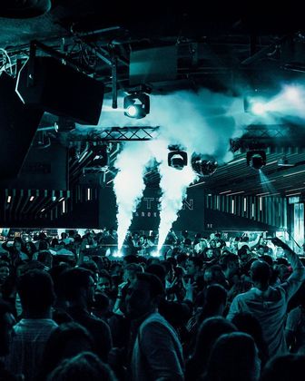 O lema da casa noturna é 'Regras foram feitas para serem quebradas'