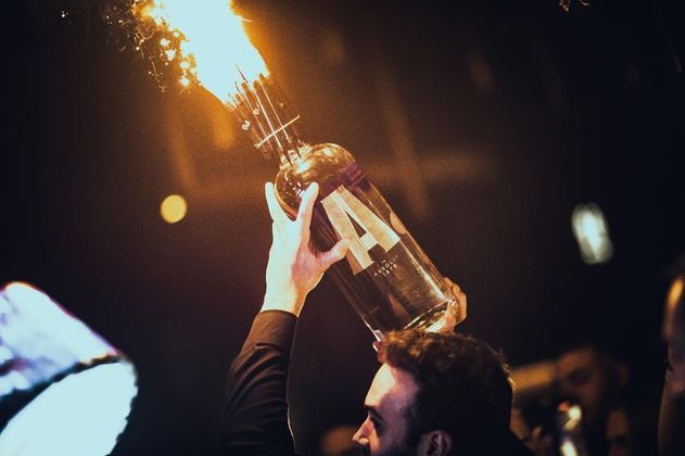 Caso um convidado queira reservar uma mesa VIP, como fez o lateral-esquerdo, é preciso gastar ao menos 250 euros (R$ 1.410) em uma garrafa de bebida. A partir de sete pessoas em uma mesa, o valor mínimo sobre para 500 euros (R$ 2.800).O valor de bebidas oferecidas pela casa noturna chega até 1.900 euros, cerca de R$ 10.750, na atual cotação