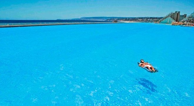 Conheça a maior piscina do mundo que ocupa 8 hectares e fica no Chile