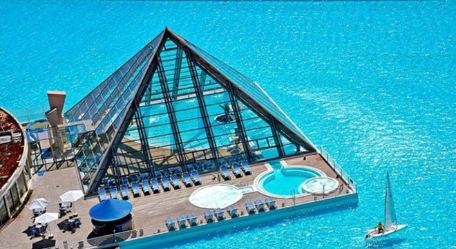 Conheça a maior piscina do mundo que ocupa 8 hectares e fica no Chile
