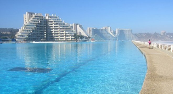 Conheça a maior piscina do mundo que ocupa 8 hectares e fica no Chile
