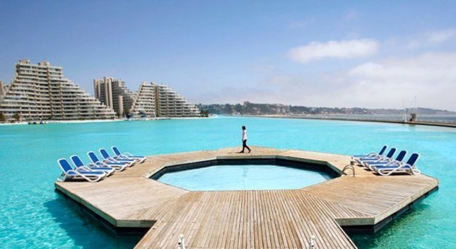 Conheça a maior piscina do mundo que ocupa 8 hectares e fica no Chile