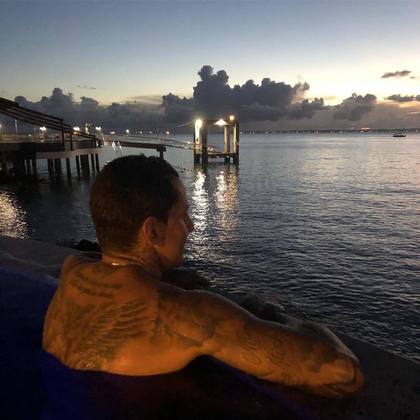 O atleta tem fama de galã: já namorou a influenciadora Nicole Bahls, já teve fama de rei da balada e é filho do ex-prefeito do município de Rodelas, situado no interior da Bahia. Victor mora em uma mansão no condomínio Alphaville, em Salvador