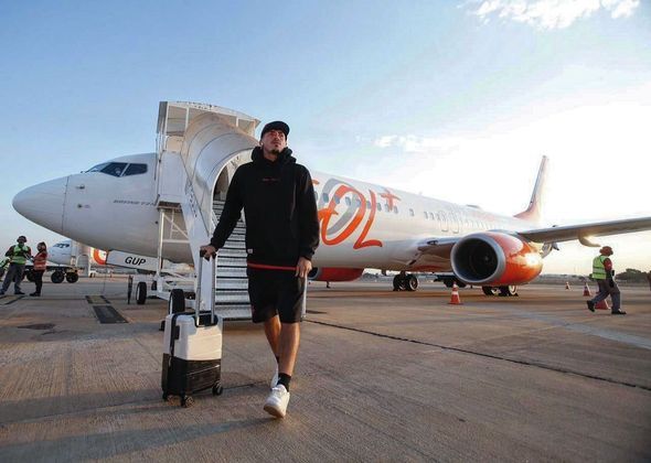 Lomónaco gosta de registrar momentos em jatinhos fretados. O jogador argentino está no RB Bragantino desde 2022