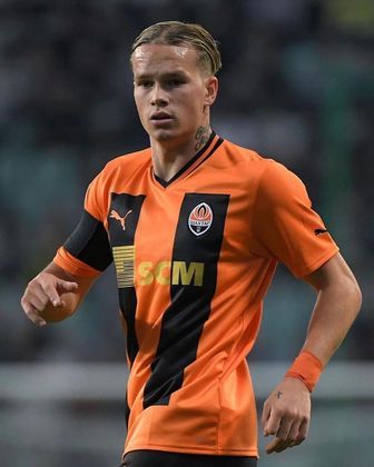 Aos 17 anos, em 2018, foi promovido ao profissional, mas demorou para se tornar titular por não ouvir o que o treinador dizia. 