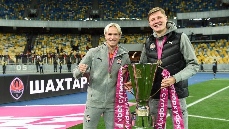 Atualmente com 21 anos, o jogador acredita que ainda pode evoluir mais no futebol e atuar em uma liga que seja superior à ucraniana. Para sorte do meia, o Arsenal está na ponta da corrida para contratá-lo. A proposta dos Gunners é de 40 milhões de euros (R$ 224,1 milhões, na atual cotação), mais 20 milhões de euros (R$ 112 milhões) em cláusulas. No entanto, Darijo Srna, dirigente do Shakhtar, comunicou que os grandes clubes vão ter que pagar um valor definido pela revelação: 100 milhões de euros (R$ 560,28 milhões)