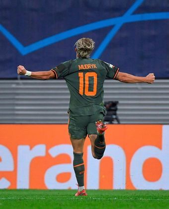 Pelo Shakhtar, o camisa 10 competiu a Champions League desta temporada e, por mais que o clube tenha deixado a competição na fase de grupos, se destacou por ter marcado três gols e dado duas assistências em seis partidas. O desempenho atraiu o olhar do Arsenal, grande clube inglês