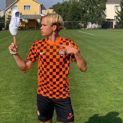 Mudryk começou a carreira no futebol na equipe da base do Metalist Kharkiv. Em 2014, mudou para o FC Dnipro e permaneceu na equipe até 2016, quando alcançou a base do Shakhtar. No mesmo ano, foi convocado pela primeira vez para integrar a seleção da Ucrânia sub-16