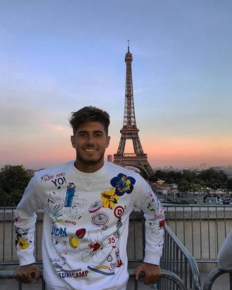 O camisa 9 do Vasco também já esteve em Paris, na França, conhecida por ser a 'cidade dos namorados'. Será que já é hora de levar a Yasmin para uma viagem romântica?