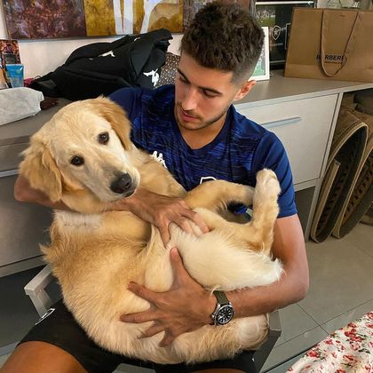 Que fofura! Apaixonado pelos animais de estimação, Pedro tem uma cachorra que faz um baita sucesso nas publicações. O atacante do Vasco deu as boas-vindas a 