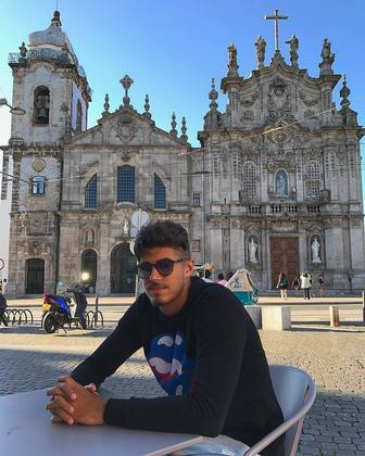 Raul também já foi para a Europa. Desta vez, o jogador posou em frente uma igreja na cidade de Porto, em Portugal