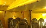 Em uma parte do avião, os passageiros podem se sentar uns de frente para os outros em poltronas revestidas de couro. Os assentos são mais largos do que o normal e possuem controles de comando nos descansos de braços