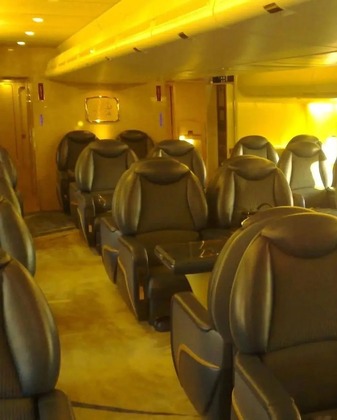 Em uma parte do avião, os passageiros podem se sentar uns de frente para os outros em poltronas revestidas de couro. Os assentos são mais largos do que o normal e possuem controles de comando nos descansos de braços