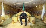 O Al-Hilal, novo clube de Neymar, viaja para competições internacionais em alto estilo. O Boeing 747 reformado pelo príncipe saudita Alwaleed bin Talal, dono da aeronave que empresta para o uso da equipe, vale mais de R$ 1,09 bilhão. O futuro monarca é um dos donos do fundo de investimento que tem atraído craques do futebol, além de ser o mais nobre torcedor do time. Confira as fotos: