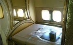 No deque superior, encontram-se uma suíte máster e um bar. As paredes têm detalhes em dourado, além de luminárias para compor o sistema de iluminação