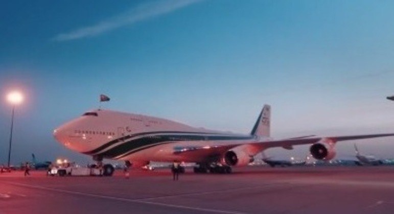 O avião foi fabricado em 1992 para ser entregue para a Air China, mas nove anos depois foi devolvido para a Boeing. Com dois andares, a aeronave originalmente comporta 400 passageiros, mas toda a configuração foi alterada com a reforma do príncipe saudita, que esbanjou bom gosto (e dinheiro)