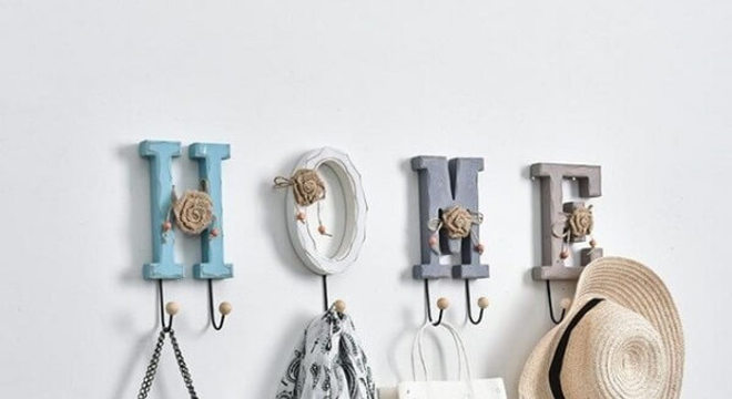 Conjunto de gancho de parede formam a palavra HOME